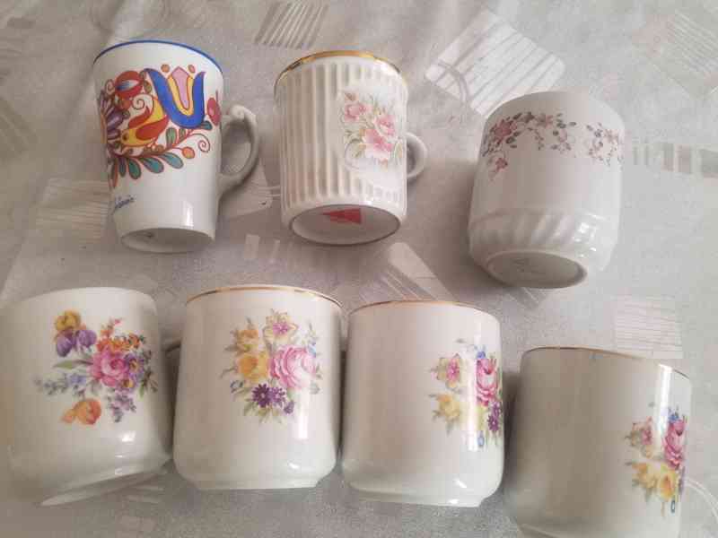 Hrnečky na čaj s květinovým motivem - foto 2