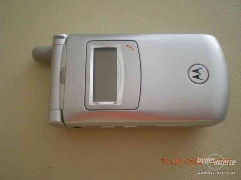 Motorola T720 - funkční véčkový mobilní telefon - foto 2