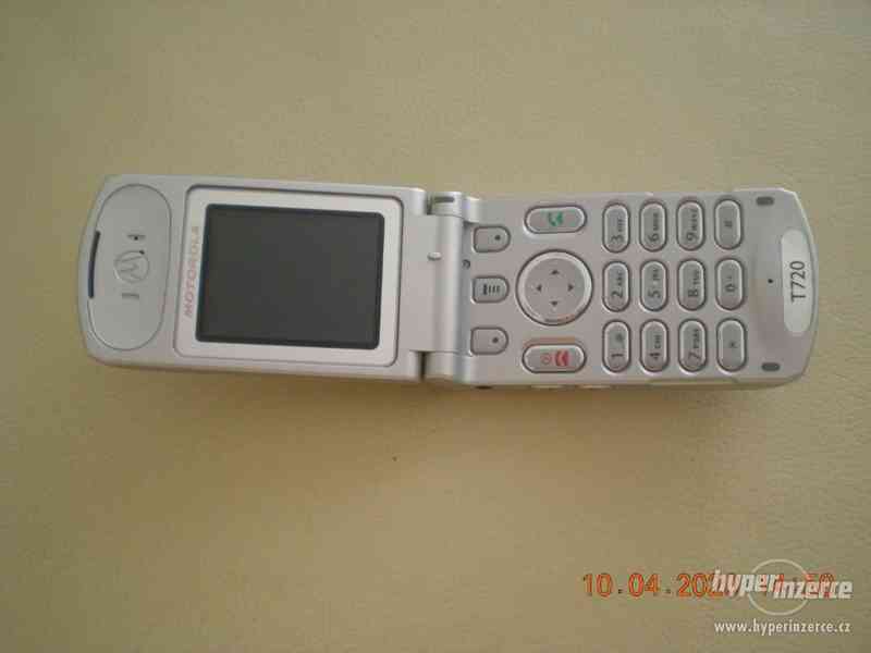 Motorola T720 - funkční véčkový mobilní telefon - foto 3