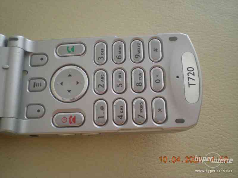 Motorola T720 - funkční véčkový mobilní telefon - foto 5
