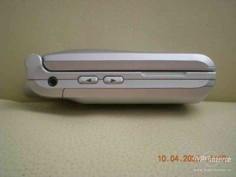 Motorola T720 - funkční véčkový mobilní telefon - foto 6