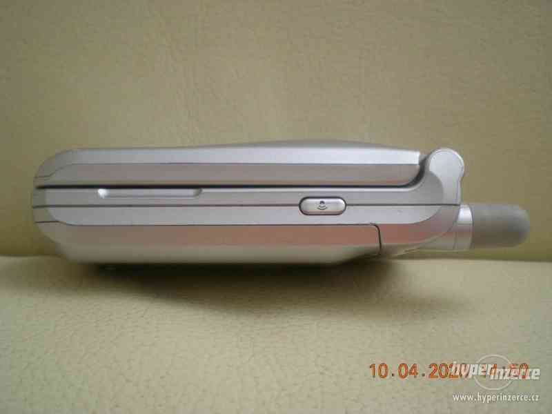 Motorola T720 - funkční véčkový mobilní telefon - foto 7