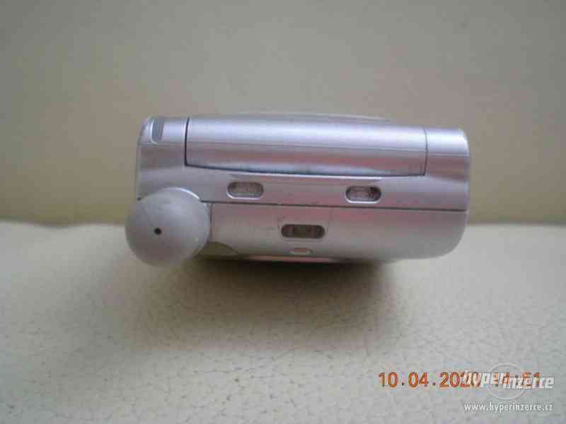 Motorola T720 - funkční véčkový mobilní telefon - foto 8