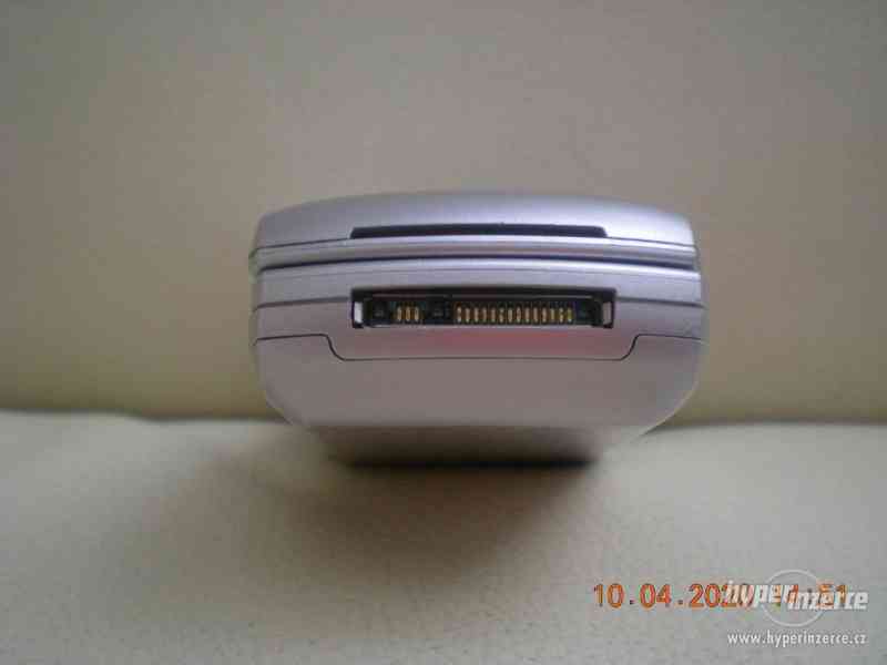 Motorola T720 - funkční véčkový mobilní telefon - foto 9