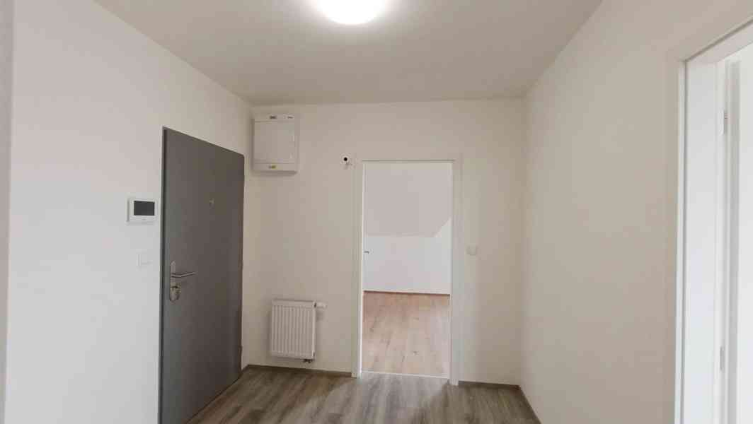 Prodej originálně řešeného bytu 2+kk s balkonem a zahradou v - foto 7