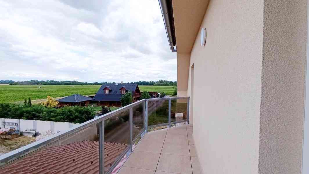 Prodej originálně řešeného bytu 2+kk s balkonem a zahradou v - foto 10