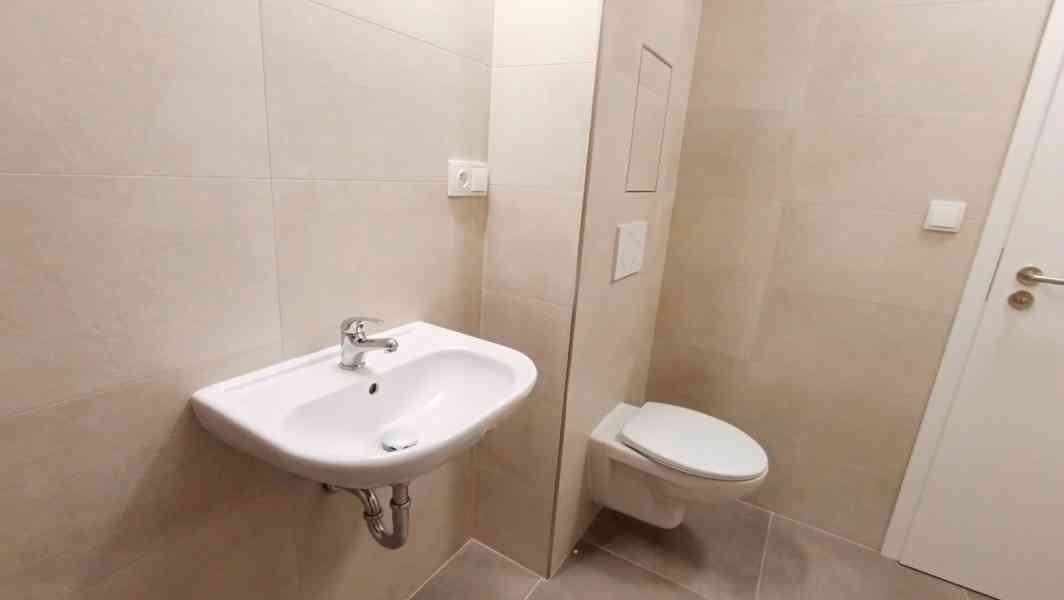Prodej originálně řešeného bytu 2+kk s balkonem a zahradou v - foto 9