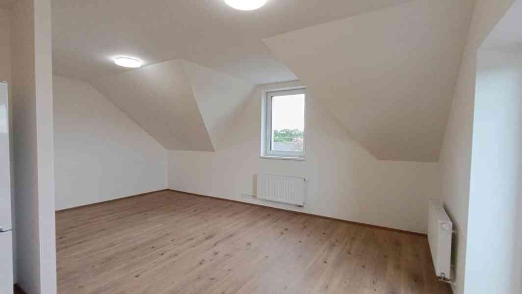 Prodej originálně řešeného bytu 2+kk s balkonem a zahradou v - foto 5