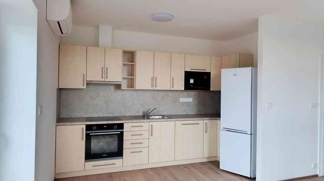 Prodej originálně řešeného bytu 2+kk s balkonem a zahradou v - foto 3