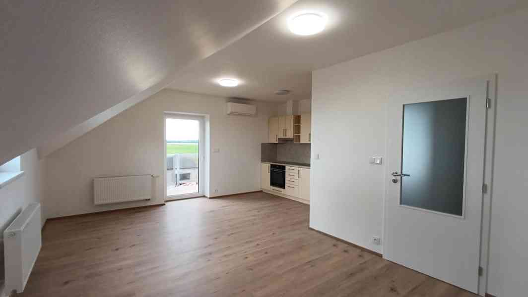 Prodej originálně řešeného bytu 2+kk s balkonem a zahradou v - foto 13