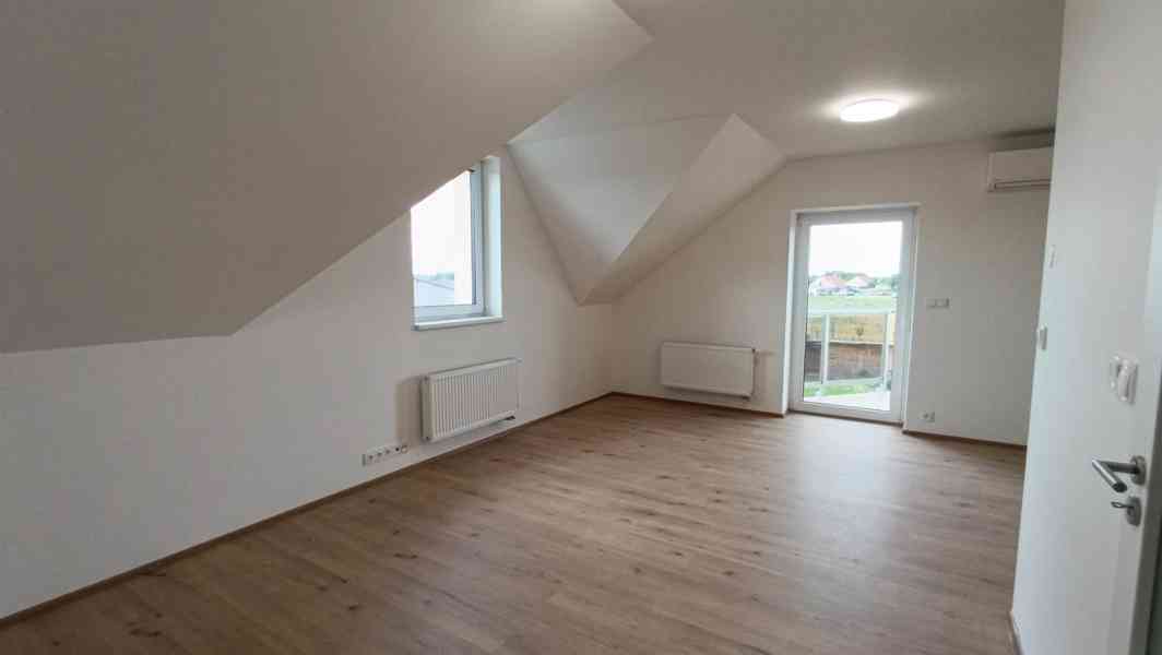 Prodej originálně řešeného bytu 2+kk s balkonem a zahradou v - foto 14