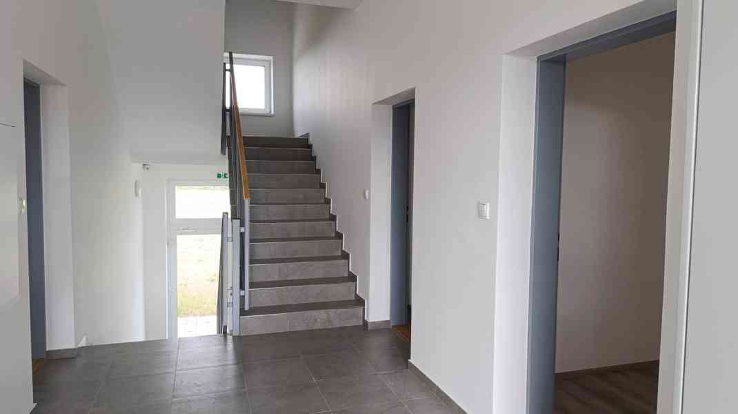 Prodej originálně řešeného bytu 2+kk s balkonem a zahradou v - foto 12