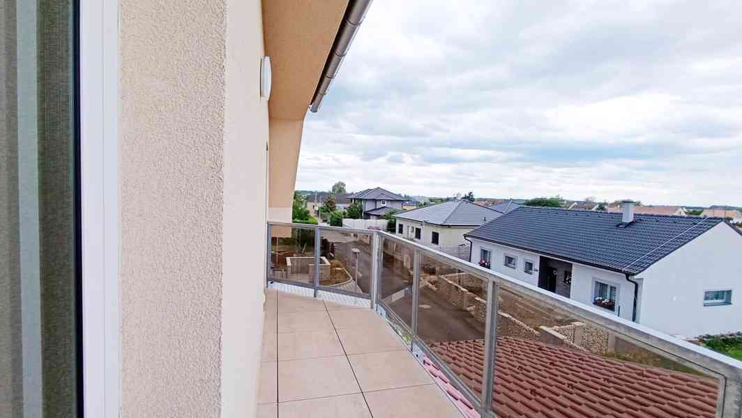 Prodej originálně řešeného bytu 2+kk s balkonem a zahradou v - foto 11