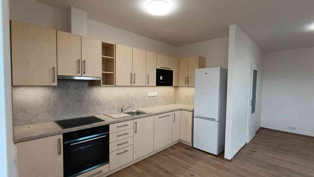 Prodej originálně řešeného bytu 2+kk s balkonem a zahradou v - foto 2