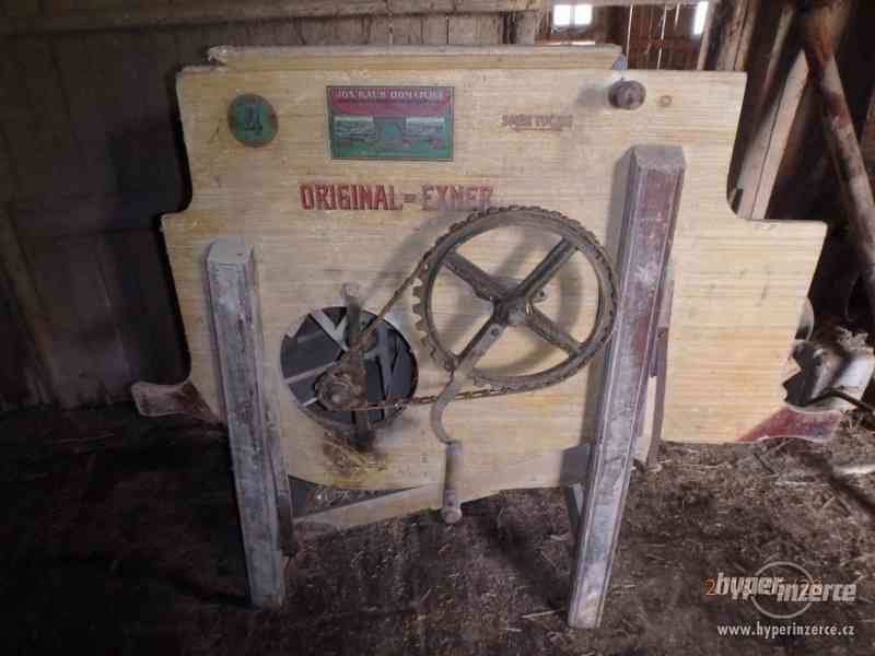 Staré historické stroje mlátička šroťák - foto 2