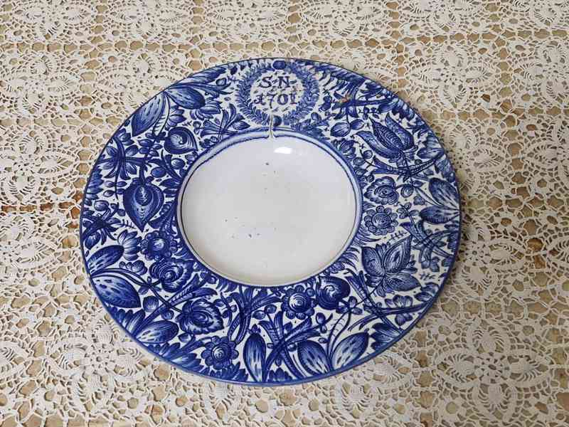 Krásný malovaný habánský keramický Talíř 1701