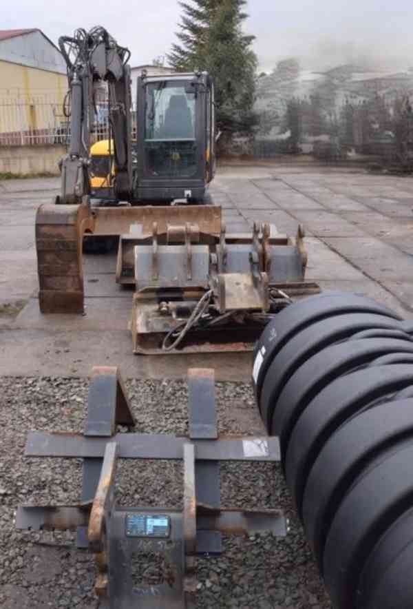 5.7t rypadlo pás Mecalac 6MCR - foto 10