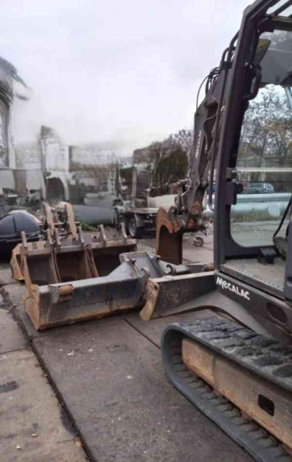5.7t rypadlo pás Mecalac 6MCR - foto 8
