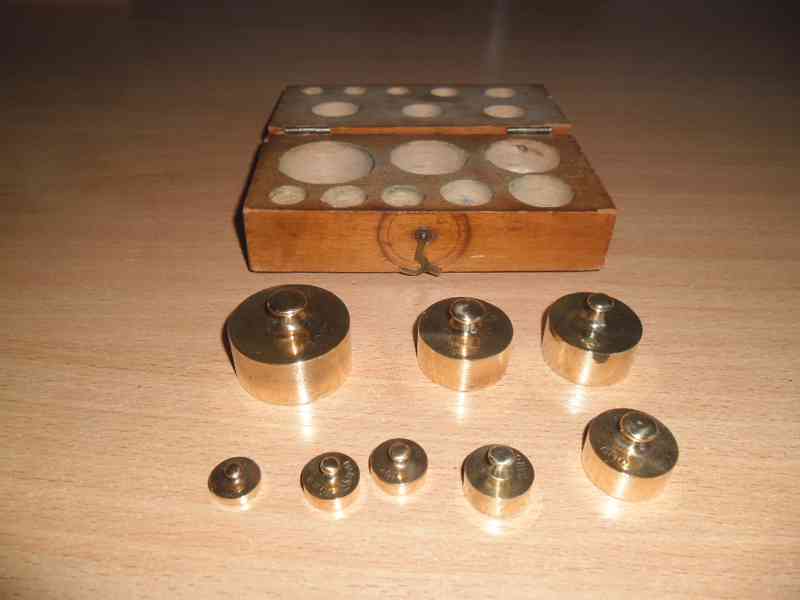 staré mosazné závaží k váhám - vyleštěno - foto 2