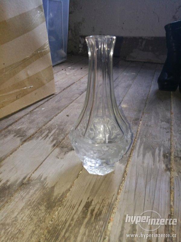 Starozitna sklenena vaza s kvetinami - foto 1
