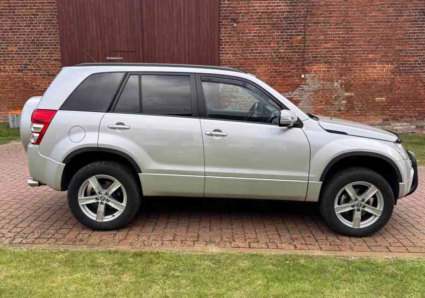 Suzuki Grand Vitara 2,4i benzín AUT. 124kw - foto 8