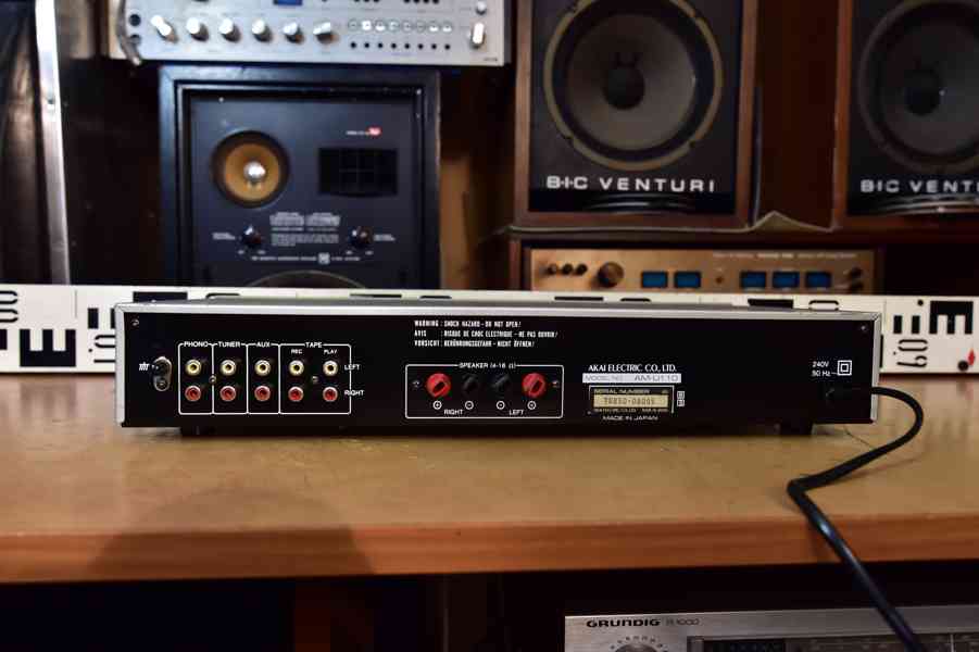 AKAI AM-U110 stereo zesilovač Japonsko r. 1982 - foto 2