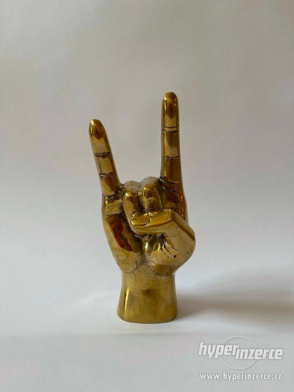 Kovová ruka zlatá - symbol - foto 1