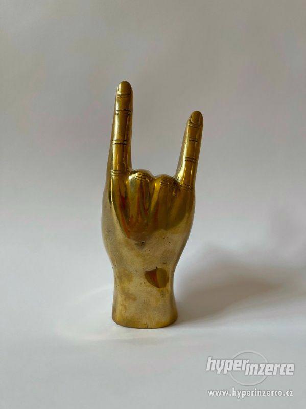 Kovová ruka zlatá - symbol - foto 2