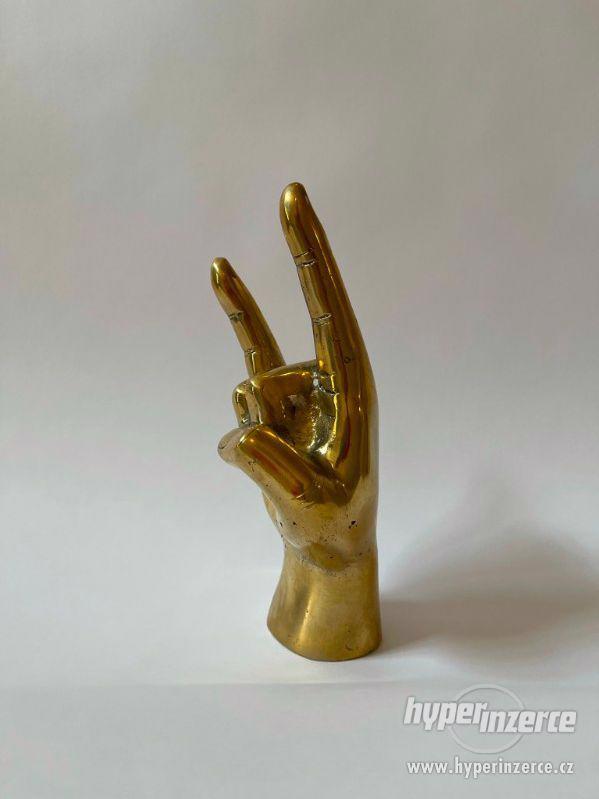 Kovová ruka zlatá - symbol - foto 3