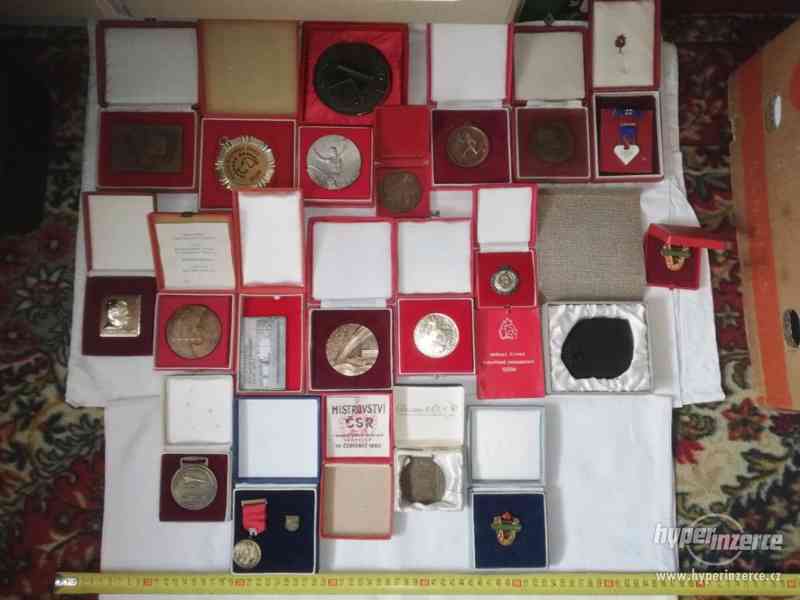 Medaile - plakety - různé - vše vyfocené na fotu - foto 1