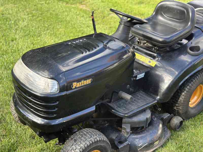 Zahradní traktor Partner Hydro Gear  10,8 kW - foto 3