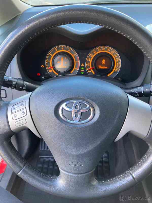Toyota Auris 1,6 hatchback benzin - foto 11