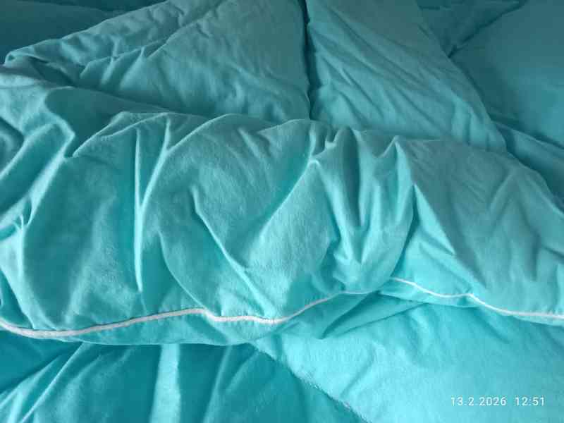 Prodám PROŠÍVANOU PÉŘOVOU PŘIKRÝVKU - DEKU - foto 2