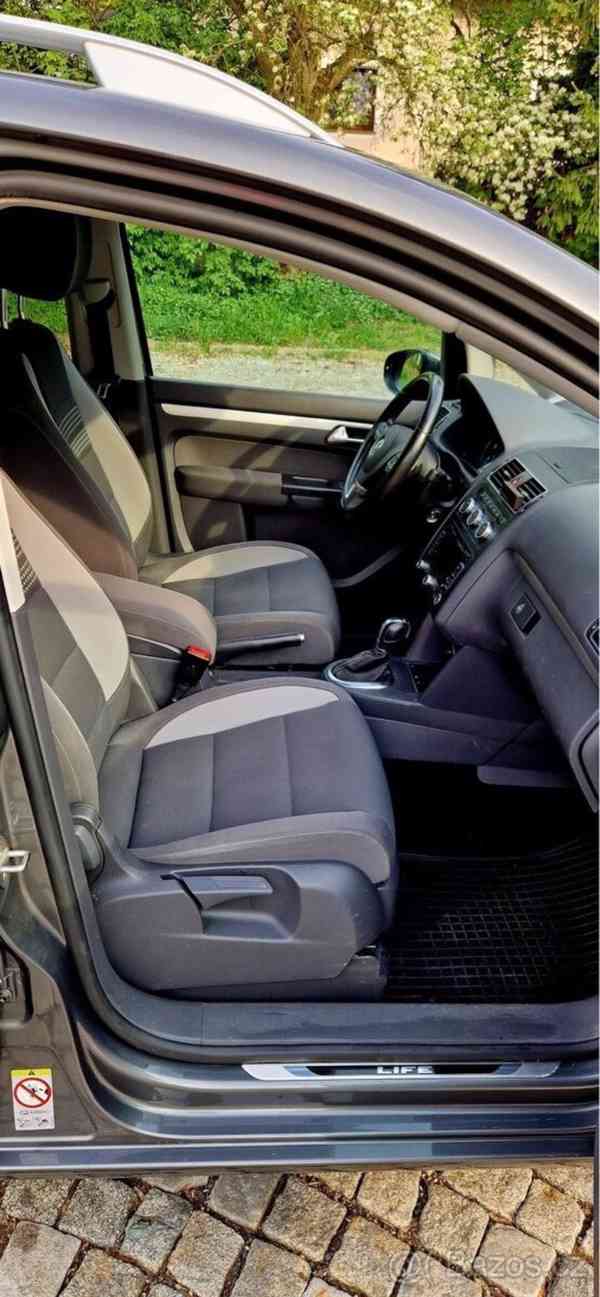 Volkswagen Touran 2,0   LIFE TDI DSG 7/2013 - foto 4
