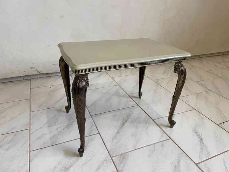 Starožitný mosazný stolek Louis XV.