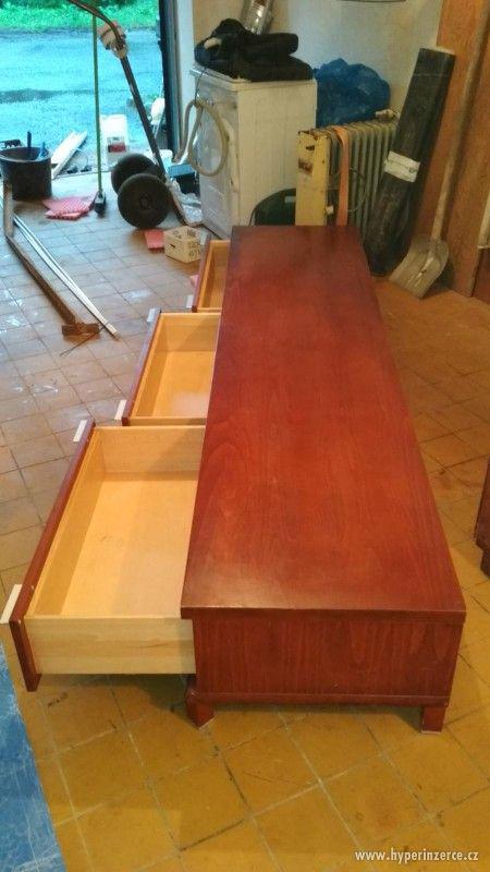 Skřínka pod TV z dřevěného masivu - foto 1