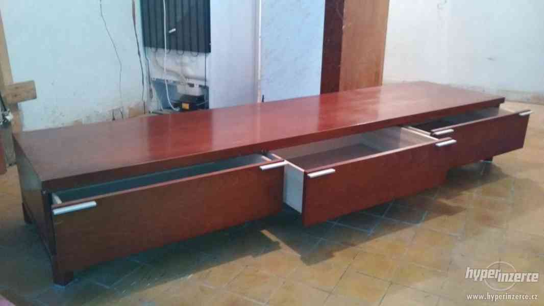 Skřínka pod TV z dřevěného masivu - foto 2