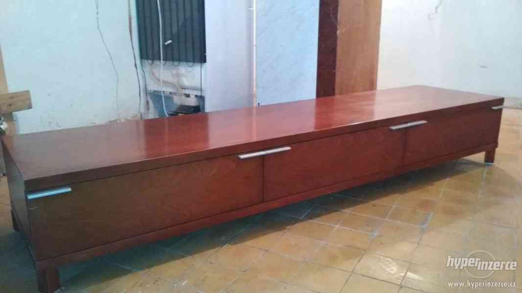 Skřínka pod TV z dřevěného masivu - foto 3