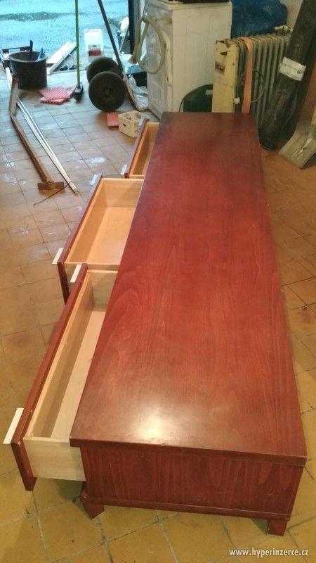 Skřínka pod TV z dřevěného masivu - foto 4