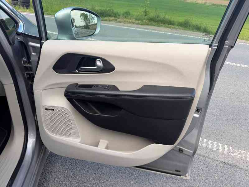 Chrysler Pacifica 3,6 Hybrid Plug in Limited 2019 - foto 12
