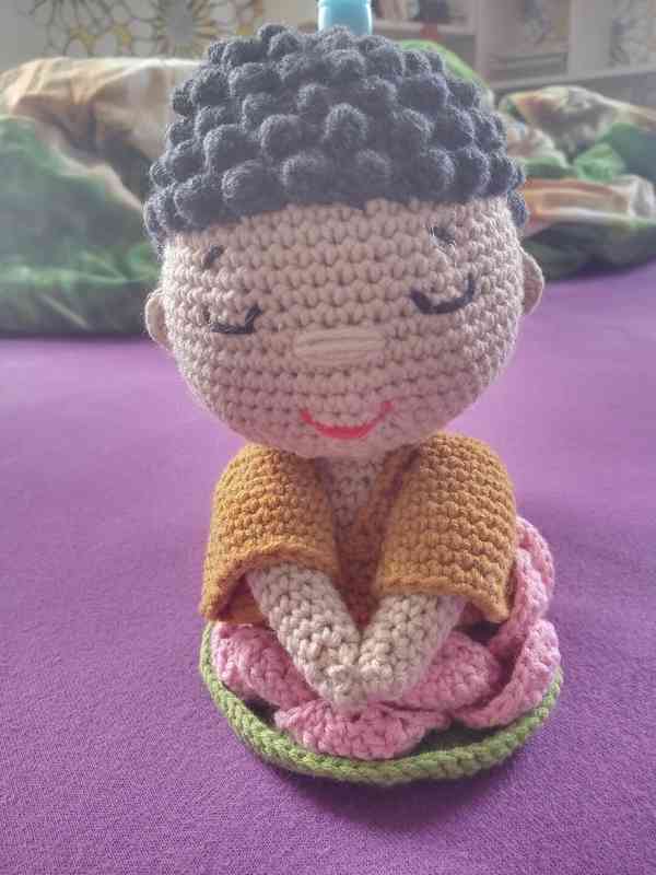 Ručně háčkovaný malý buddha - foto 4