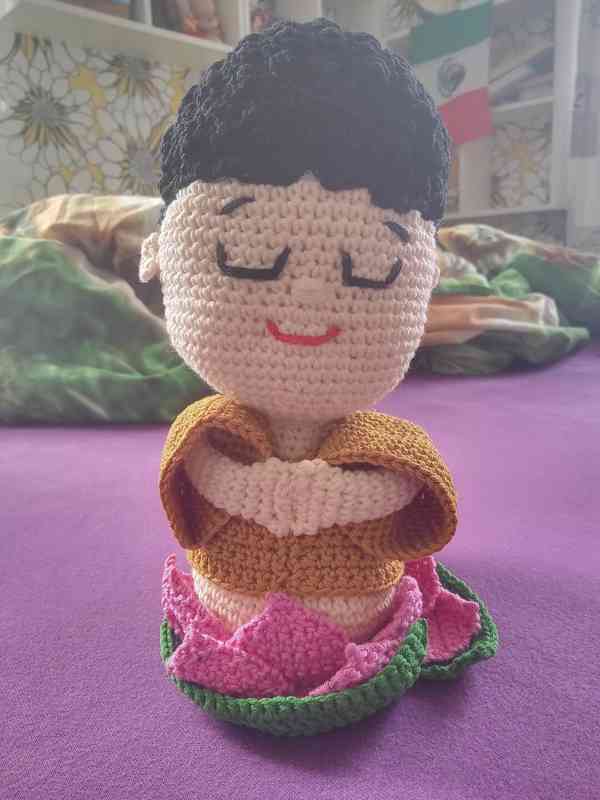 Ručně háčkovaný malý buddha - foto 2