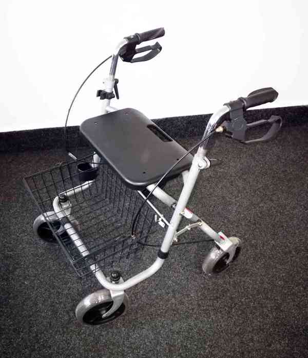 Chodítko pro seniory INVACARE- invalidní vozík - foto 5