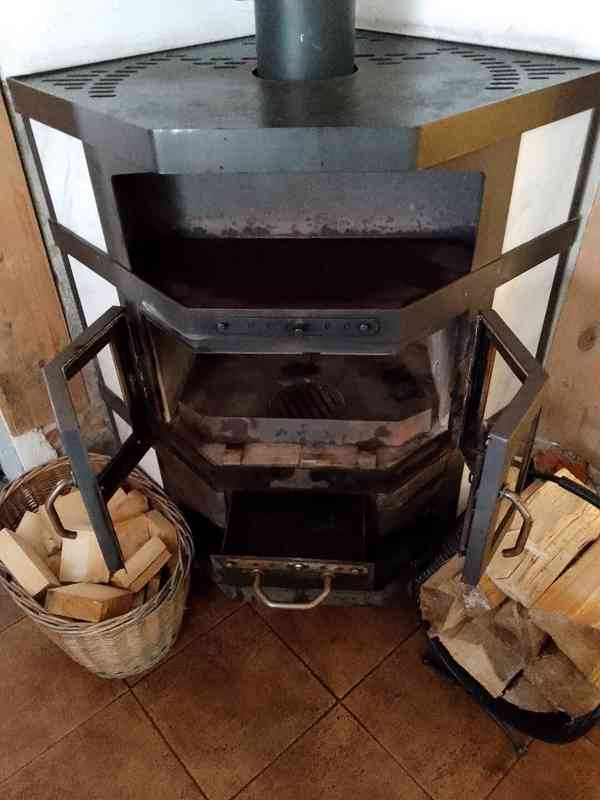 Prodám zachovalá funkční rohová krbová kamna Romotop - foto 2