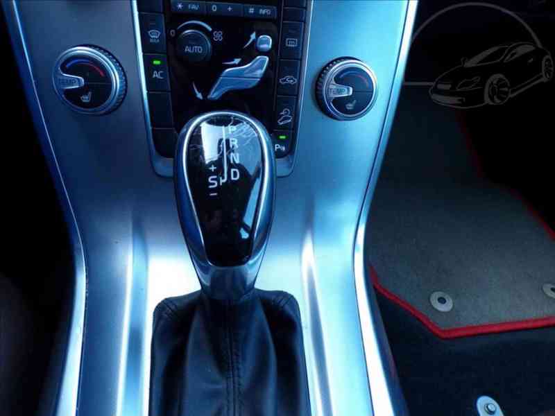 Volvo XC70 2,4 D4 AWD - foto 6