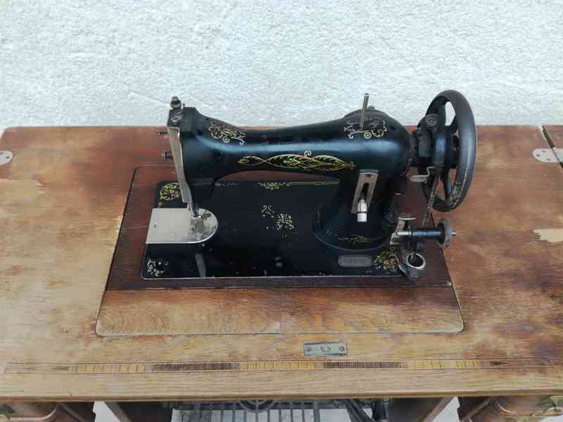 Starožitný šlapací šicí stroj Bobbin - foto 5