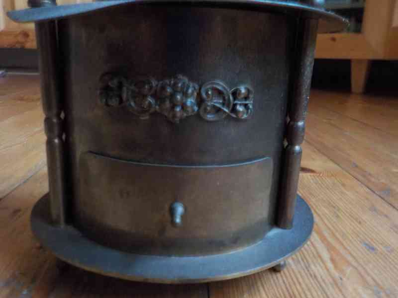 mosazný a bakelitový mlýnek na kávu,petrolejky a stolek - foto 10