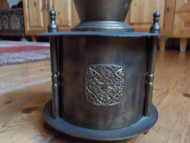  mosazný a bakelitový mlýnek na kávu,petrolejky a stolek - foto 11