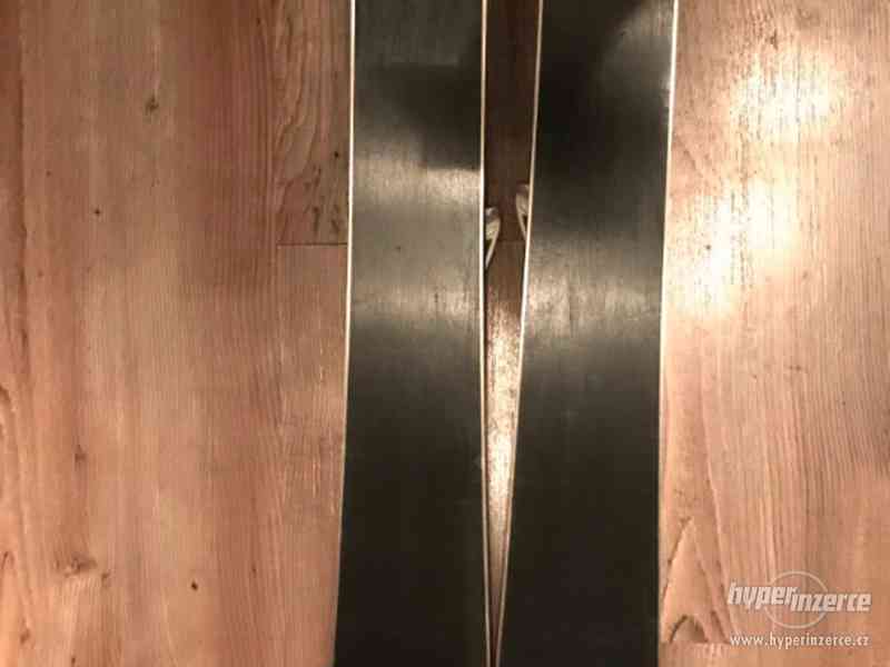 Prodám pěkné dětské lyže ATOMIC Redster 80cm délka - foto 5