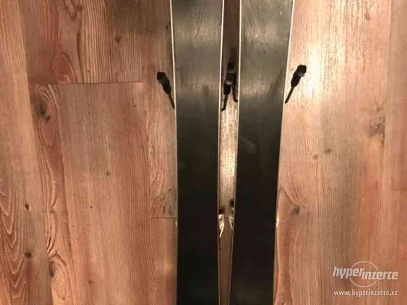 Prodám pěkné dětské lyže ATOMIC Redster 80cm délka - foto 6